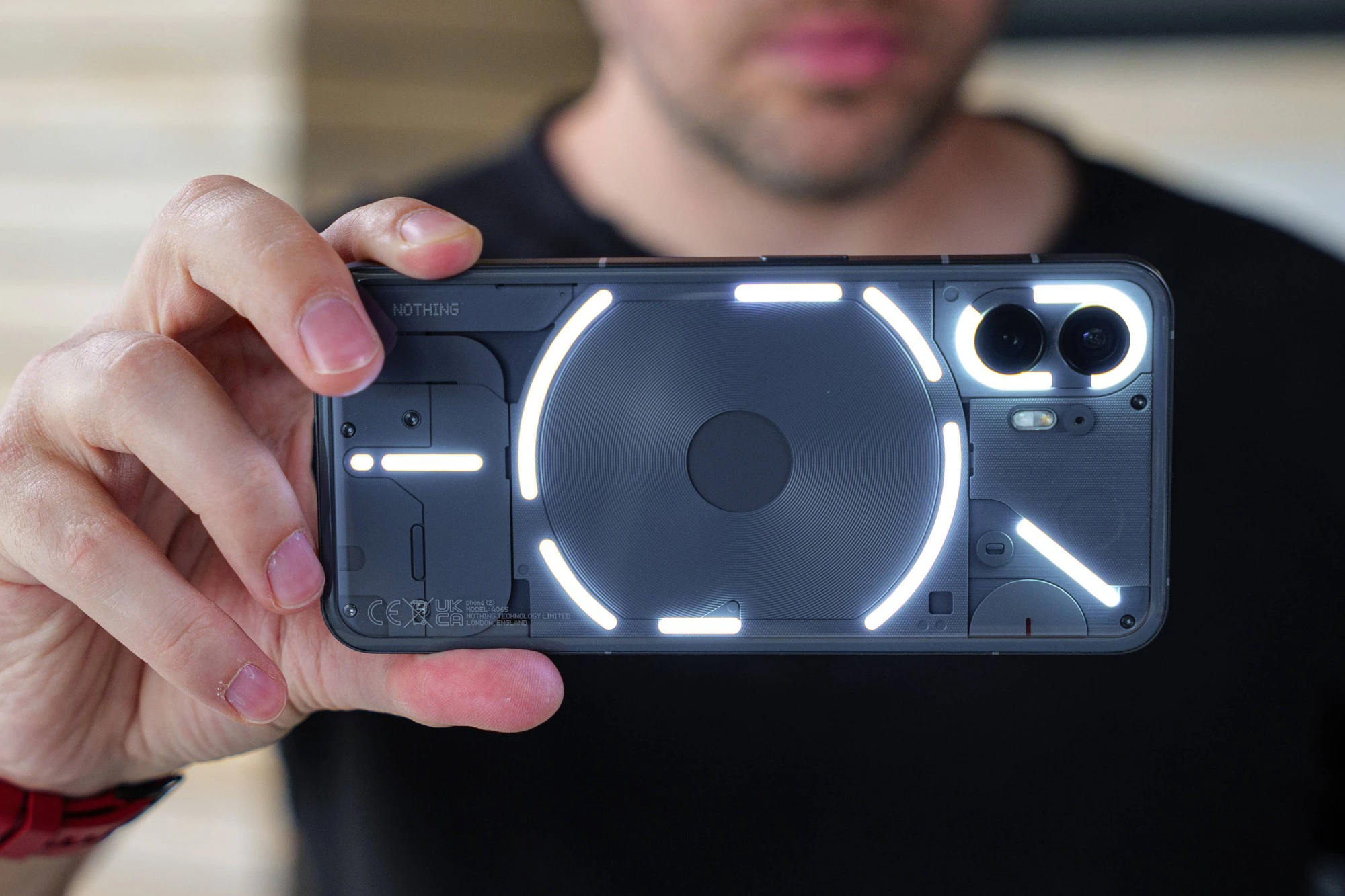 Nothing Phone thiết kế không đổi, nâng cấp phần cứng, giá từ 14 triệu đồng